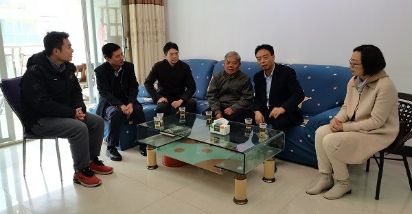 3.园党政领导慰问离退休老同志3.jpg