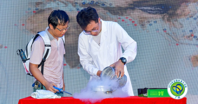 20180919“冰火交融秀”的可燃冰点燃实验.jpg