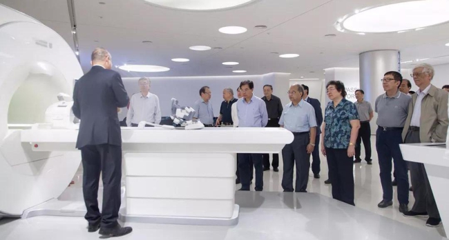 201809183 观看并听取3.0T人体磁共振系统演示介绍.jpg